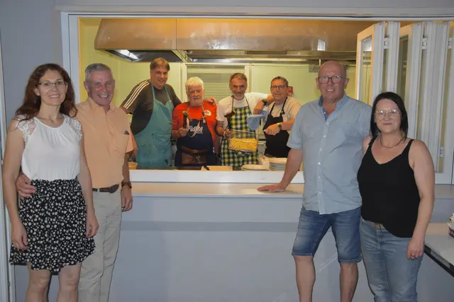 Evi und Herbert Ramler, Markus Landgraf, Peter Prisching, Rene Oberleitner, Herbert Stöger und Martina Bonigl beim Sonnwendfeuer. | Foto: Michaela Müller