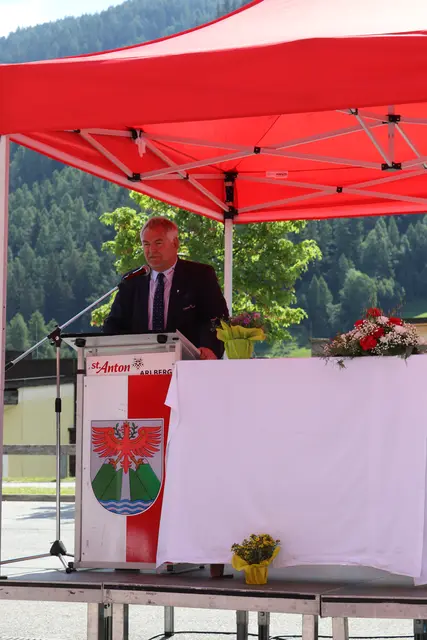 Bgm. Helmut Mall: „Auch für die Gemeinde ist es erfreulich, dass zwei neue Einsatzfahrzeuge in Dienst gestellt werden können." | Foto: Elisabeth Zangerl