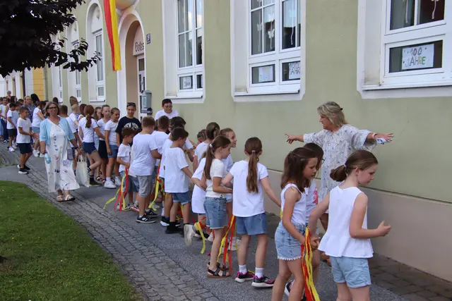 Schulkinder, Lehrerinnen, Eltern und Festgäste "umarmten" die Volksschule, die heuer vor 100 Jahren errichtet wurde. | Foto: Martin Wurglits
