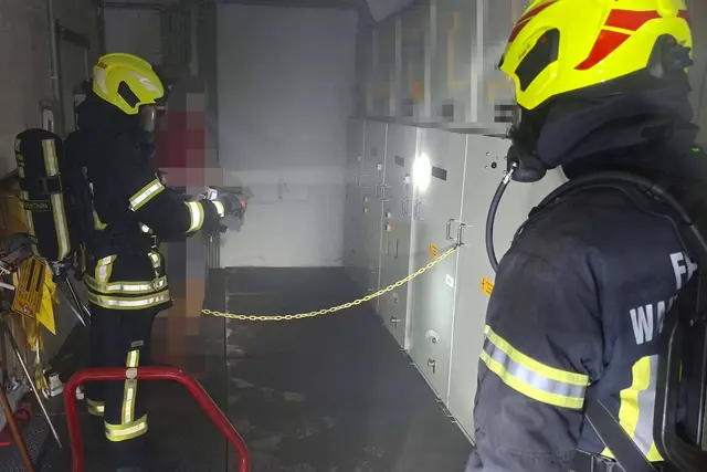 Ein Atemschutztrupp wurde mit einem CO2-Löscher ins Innere des Traforaumes geschickt, um die Ursache festzustellen.  | Foto: FF Waidhofen/Thaya