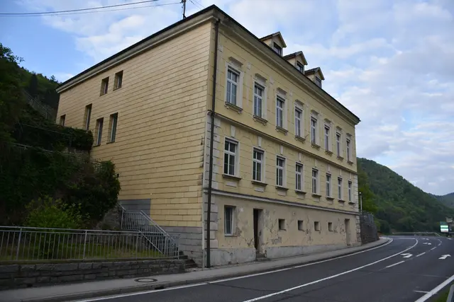 Gebäude der Volksschule St. Nikola von der B3 aus. | Foto: Zinterhof