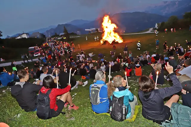 Das stimmungsvolle Sonnwend-Fest am Ebenseer Hausberg war ein perfekter Start in den Sommer 2026.  | Foto: Hörmandinger