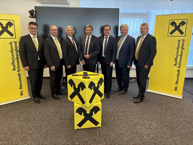 Geschäftsleiter Meletios Kujumtzoglu, MSc, Geschäftsleiter Manfred Dopler, Voristzender des Aufsichtsrates Werner Kohlberger, Generadir. Stv. Mag. Reinhard Karl, Revisor Robert Thenhalter, Obmann Martin Scherz, Geschäftsleiter Gerhard Gabriel. | Foto: Raiffeisen