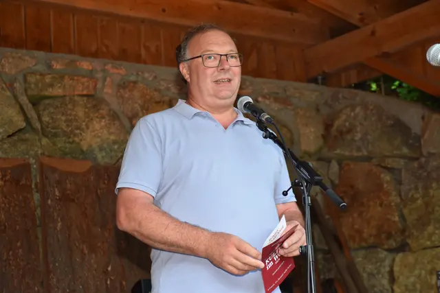  Kultur im Woid wurde mit Christoph &amp; Lollo in den Pabneukirchner Holzwelten eröffnet. Eröffnungsreder Karl Holzweber.  | Foto: Zinterhof