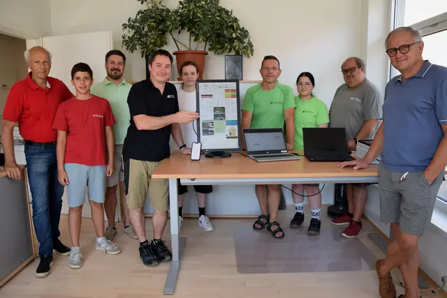 
Beim langen Tag der Energie v.l. konnten sich Bgm.Bernd Hermann,Vizebgm. Robert Sackl, Gemeindevorstandsmitglied Günter Steinbauer beim Team von  Langmann Consulting am neuen Standort über die neuesten Produkte und Steuerungen informieren.  | Foto: MeinBezirk/Josef Strohmeier