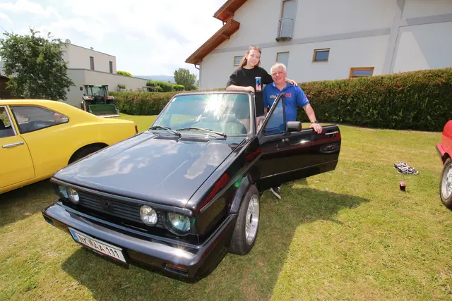 Günter Lang mit Tochter Valentina bei ihrem Golf 1 Cabrio Baujahr 1991.