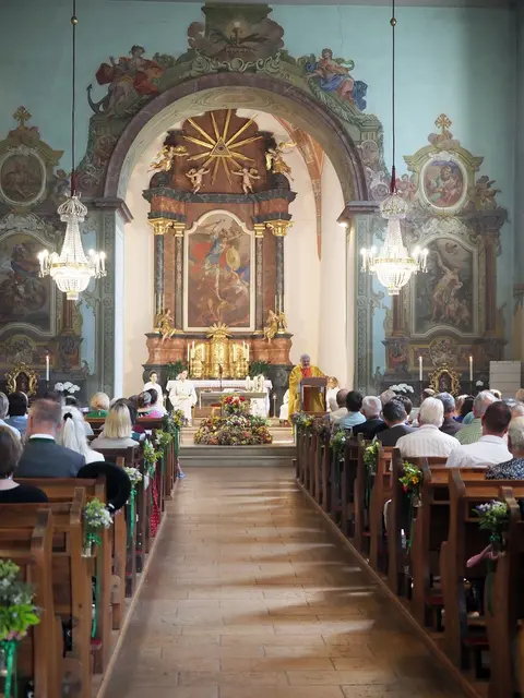 Die Bänke der Pfarrkirche waren gut gefüllt.