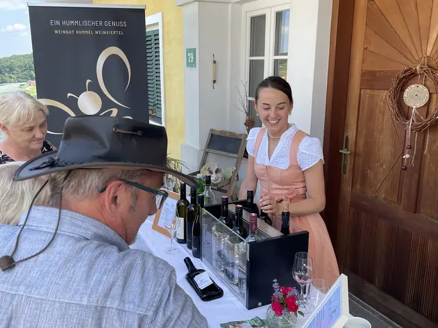 Gastwinzerin Laura Hummel hatte einiges über den Wein zu erzählen. | Foto: MeinBezirk/Helmut Riedl