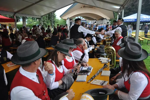 Wegen des Schlechtwetters wurde das Fest in das Festzelt verlegt. | Foto: Wabitsch