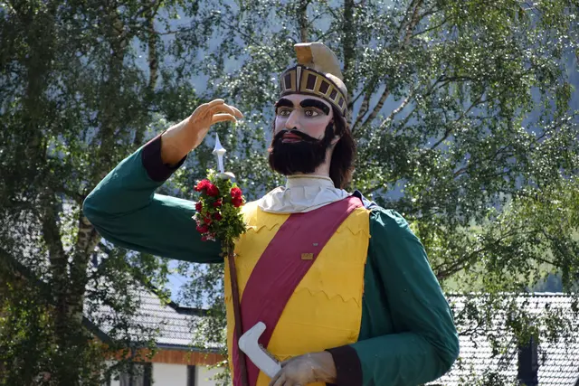 Der Unternberger Samson salutiert bei der Defilierung. | Foto: meinbezirk lungau/pongau