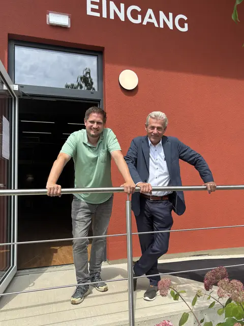 Hotelier Josef Puchas (rechts) und Mitarbeiter Michael Wukovits. | Foto: Martin Wurglits