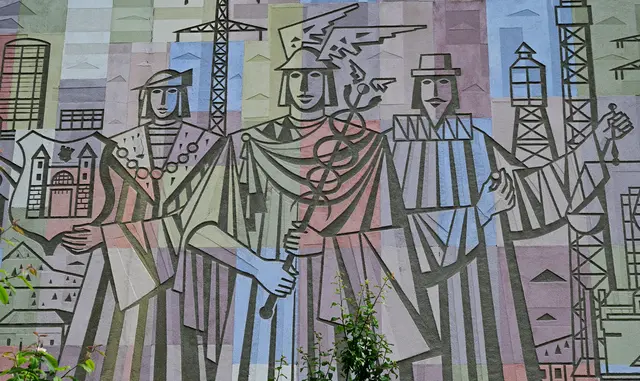 Der Götterbote Hermes (mit Hermesstab und geflügeltem Hut), flankiert von Waidhofner Bürgermeister und einem Kaufmann mit Waage.