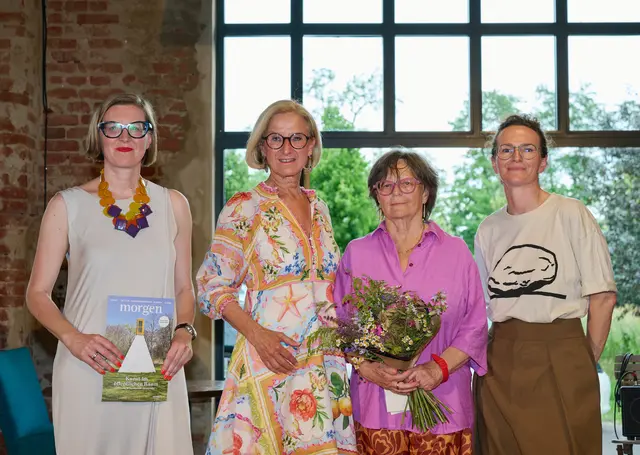 „morgen“-Chefredakteurin Nina Schedlmayer, Landeshauptfrau Johanna Mikl-Leitner, Katharina Blaas und Kunst im Öffentlichen Raum Niederösterreich-Leiterin Katrina Petter beim Festakt. | Foto: NLK Pfeiffer