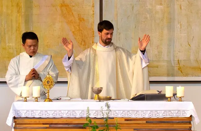 Diakon Giovanni Wu, vor seiner Priesterweihe in der Kirche der Flugfelder Pfarrgemeinde St.Anton links neben Kurat Clemens Haunschmidt 