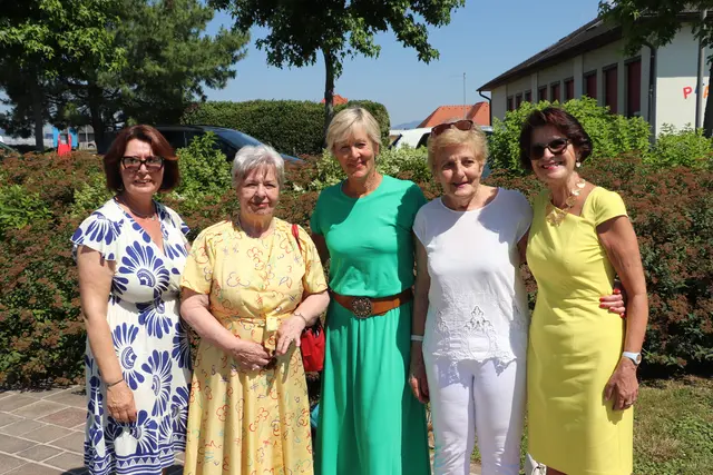 Ehrengäste beim Jubiläum waren die ehemaligen Kindergarten-Tanten Gaby (Leiterin von 2014 bis 2023), Elke (Leiterin von 1978 bis 2000), Elfi (Leiterin von 2000 bis 2014), Julika und Christa. | Foto: Edith Ertl
