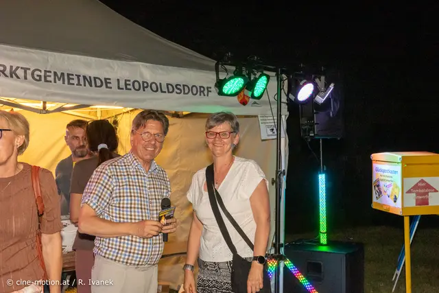 Bürgermeister Fritz Blasnek mit Ingrid L. - Gewinnerinner aus Glückspostkasten. | Foto: cine-motion.at / R. Ivanek