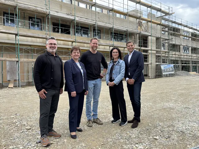 Ein Lokalaugenschein vor dem Bauprojekt in der Grazer Straße: Heinz Schlagbauer (GF Lebenshilfe Mürztal), Regina Schrittwieser (Bgm. Krieglach), Roland Hutter (Allgemeinarzt), Claudia Ulbl (Allgemeinärztin), Bernd Kohlbacher (GF Kohlbacher). 