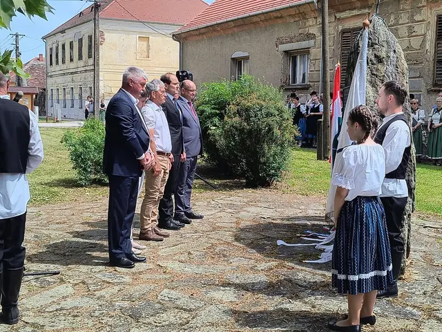 Am Denkmal in Pernau wurde der vertriebenen Ungarndeutschen gedacht. | Foto: Kulturverein Grenzgänger (KVGG)