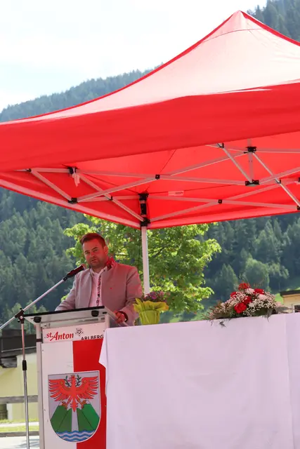 Der Landtagsabgeordnete Dominik Traxl gratulierte zur gelungenen Austragung des 41. Bezirks Nassleistungsbewerbs und erinnerte daran, „dass technische Ausrüstung allein nicht reicht – ohne die vielen Freiwilligen wäre all das nichts wert“.  | Foto: Elisabeth Zangerl