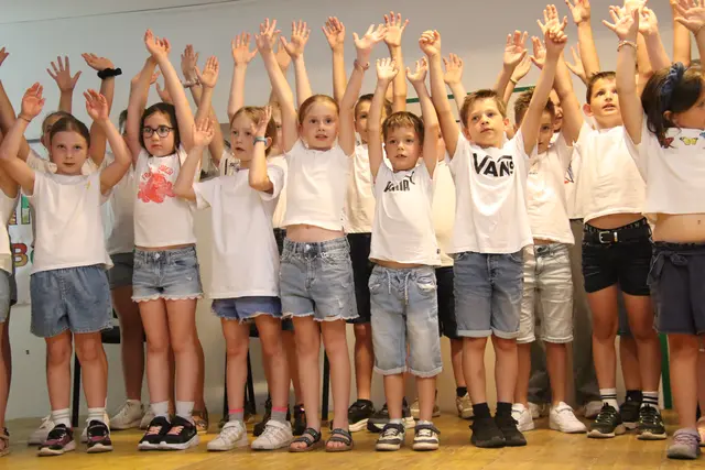 Musik- und Tanzdarbietungen führten ins Früher und ins Jetzt. | Foto: Martin Wurglits