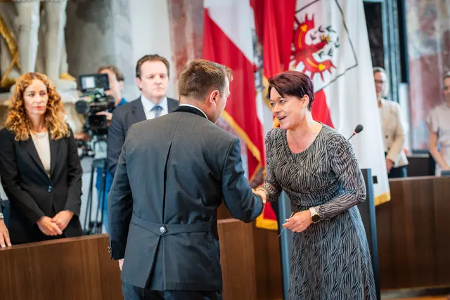 Landtagspräsidentin Sonja Ledl-Rossmann bei der Angelobung eines Abgeordneten im Tiroler Landtag.  | Foto: Fitsch