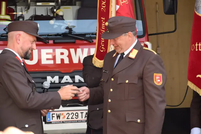 OFK Harald Graggaber rechts bei der Schlüsselübergabe mit Bürgermeister Andreas Fanninger. | Foto: meinbezirk lungau/pongau