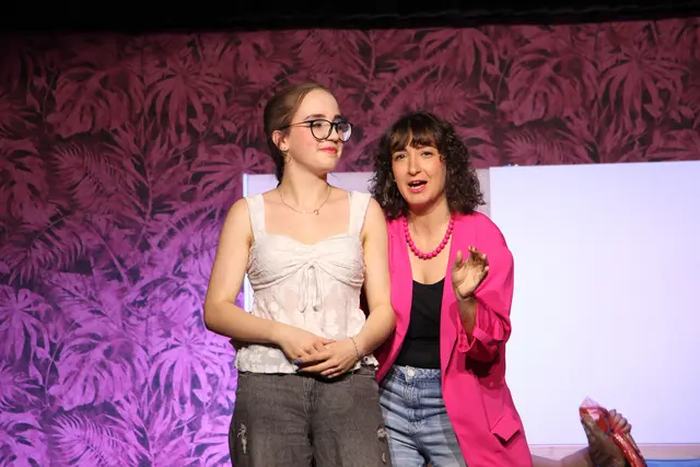 Simone „Mone“ Malliner (Chiara A. Stöckl) und ihre ehrgeizige Managerin Haley Bakkino (Sarah Raich) wollen in der Welt der sozialen Medien ganz nach oben. | Foto: Schwarz