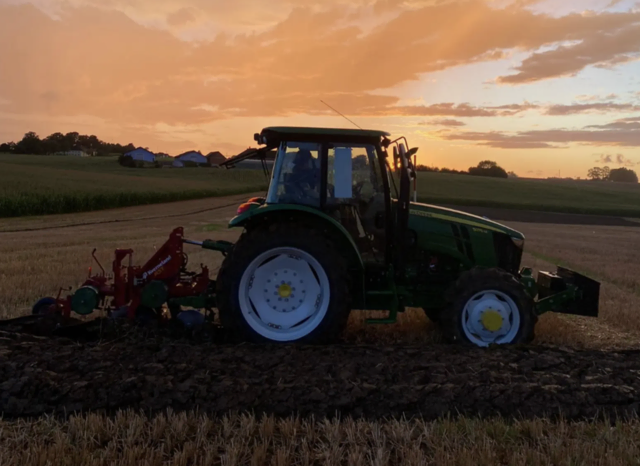 Die heimischen Bauern sind auf ihre mechanischen Zugpferde angewiesen, und deren Einsatz leidet unter den hohen Spritpreisen. | Foto: Stiglhuber