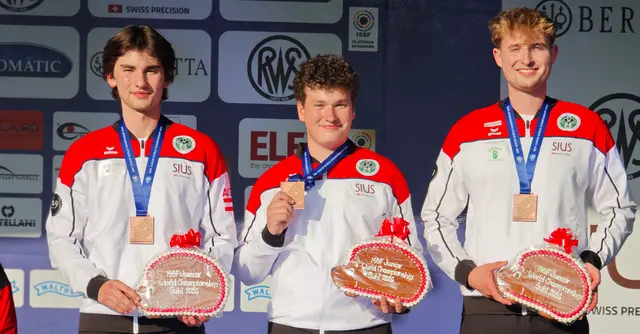 V.l.n.r.:
Kiano Waibel, Florian Gugele (beide VBG), Patrick Entner (T)

Als Team konnte Österreich sich bei den Weltmeisterschaften in Suhl für Junioren die Bronzemedaille im Luftgewehr-Einzel sichern. | Foto: Franz Roth / ÖSB