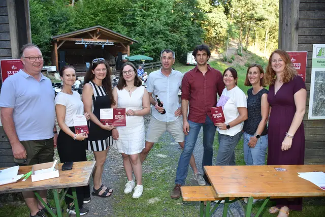 Christoph &amp; Lollo mit dem Veranstalter-Team Karl Holzweber, Sylvia Hochstöger, Sandra Katharina Cárdenas Lara, Iris Peneder, Elke Hochgatterer, Monika Kastner, Claudia Steindl.  | Foto: Zinterhof