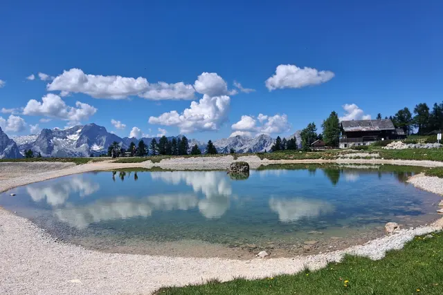 ....Blick über den kleineren See zum Bergasthof Hutterer Höss.