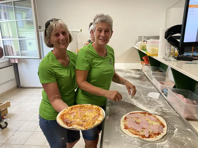 Je nach Wunsch wurde entweder die Bliamalpizza, die Gartenpizza oder die Bachalpizza frisch zubereitet.  | Foto: Alena Kulman