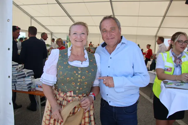 Flughafen-Geschäftsführerin Bettina Ganghofer, Kurt Hoffmann.