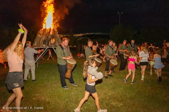 Sonnwendfeuer mit Trommelwirbel und "Feuertanz". | Foto: cine-motion.at / R. Ivanek