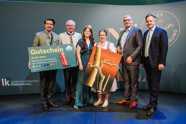 Florian Mayer (RWA), LH-Stv. Stephan Pernkopf, NÖ Weinkönigin Marie Huber, Veronika Pichler (Weingut des Jahres spusu Wein), NÖ Weinbaupräsident Reinhard Zöchmann, Landwirtschaftskammer- NÖ Präsident Johannes Schmuckenschlager