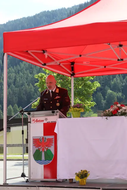 „Es ist ein guter Tag für St. Anton – zwei Fahrzeuge können ihrer Bestimmung übergeben werden, die für die Sicherheit im Ort essenziell sind“, erklärte Bezirksfeuerwehrinspektor Martin Raffeiner.  | Foto: Elisabeth Zangerl