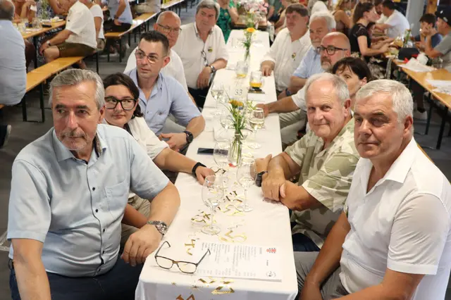 Ein Blick auf den Ehrentisch | Foto: Gerhard Langmann