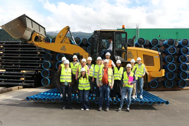 Mit Helm und Warnweste ausgestattet, erkundeten die Teilnehmerinnen und Teilnehmer das Werksgelände der Tiroler Rohre GmbH. | Foto: Tiroler Rohre