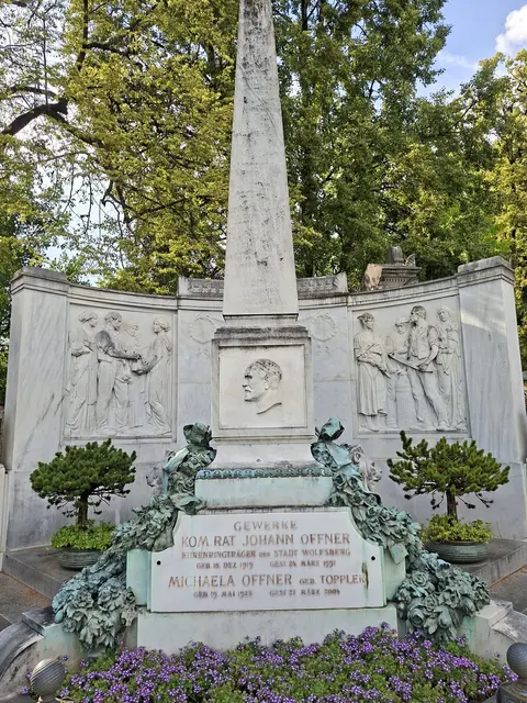 Auf dem Stadtfriedhof erinnert ein Denkmal an den Ehrenbürger Johann Offner. | Foto: MeinBezirk.at/Tobias Strasser-Knopper