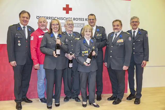 Werner Kraut, Rudi Roubinek, Elisabeth Friedl, Gerhard Schweng, Maria Mauser, Thomas Nestler, Hans Ebner und Werner Schlögl
Foto: RK NÖ
