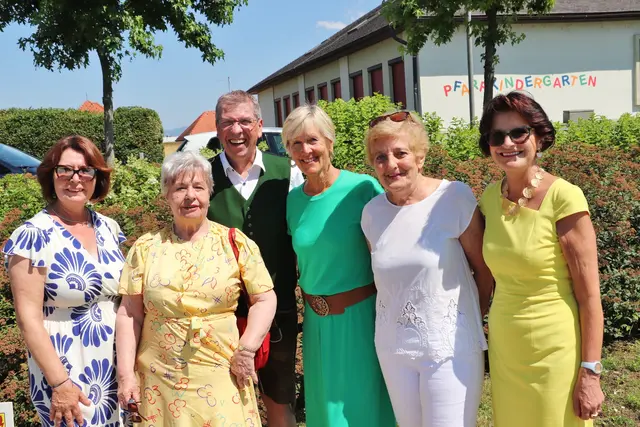 Bgm. Erich Gosch mit den früheren Kindergartenpädagoginnen Gaby, Elke, Elfi, Julika und Christa. | Foto: Edith Ertl