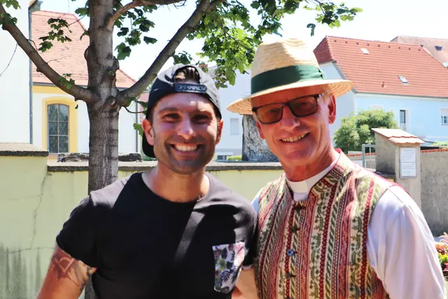 Pfarrer Edi Muhrer (re) mit dem Vorsitzenden des Pfarrgemeinderates Daniel Dakhili | Foto: Edith Ertl