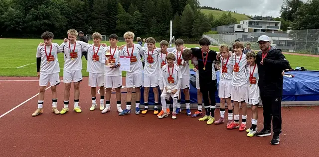 Von li. nach re. Florian Pilko, Maximilian Stöckl, Matteo Millinger, Sebastian Loyfeyer, Tobias Hager, Simon Wallner,Moritz Schwabl, Paul Haseloff, Tobias Neumayer, Niklas Hofer, Tobias Bacher, Jakub Bereznak, Dominik Tandari, Markus Möschl | Foto: Foto: Herbert Jellinger
