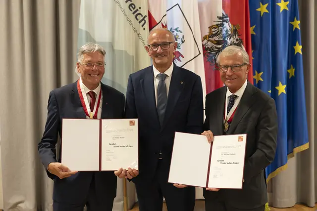 LH Anton Mattle (Mitte) mit den beiden neuen Trägern des Großen Tiroler Adler-Ordens Peter Kaiser (l.) und Wilfried Haslauer (r.). | Foto: Land Tirol/Sedlak