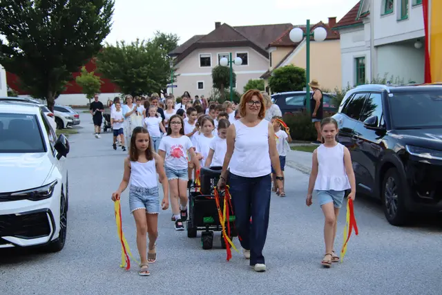 In einer langen Kolonne ging es vom Gemeindezentrum, wo das Fest stattfand, zur Schule. | Foto: Martin Wurglits