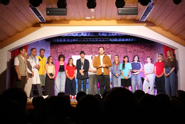 Das gesamte Ensemble mit Autor und Regisseur Michael Schmid (Mitte) freuten sich über eine gelungene Vorstellung vor ausverkauftem Publikum. | Foto: Schwarz