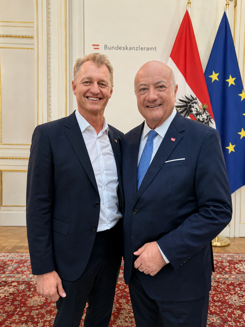 Bundeskanzler Christian Stocker verlieh am 18. Juni 2026 den Berufstitel Kommerzialrat an den Gramastettner Unternehmer und Bürgermeister Harald Kogler.


 | Foto: Delfin Wellness
