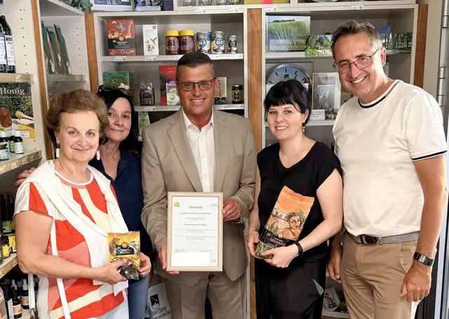 Am Bild von links Gerlinde Scheider (Obfrau Gesunde Gemeinde, zuständig für Fairtrade-Produkte), Bibliotheks-Leiterin Alexandra Strohmaier, Leader-Geschäftsführer Manfred Hinterdorfer, stellvertretende Bibliotheks-Leiterin Alexandra Pichlbauer und Bürgermeister Max Oberleitner. | Foto: Leader-Region Perg-Strudengau