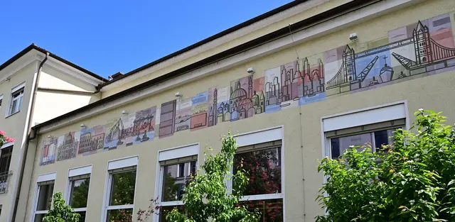 Wahrzeichen von Hauptstädten verschiedener Länder sind am Sgraffito-Fries an der HAK-Fassade im Bereich des Turnsaals zu finden. | Foto: Hans-Peter Kriener