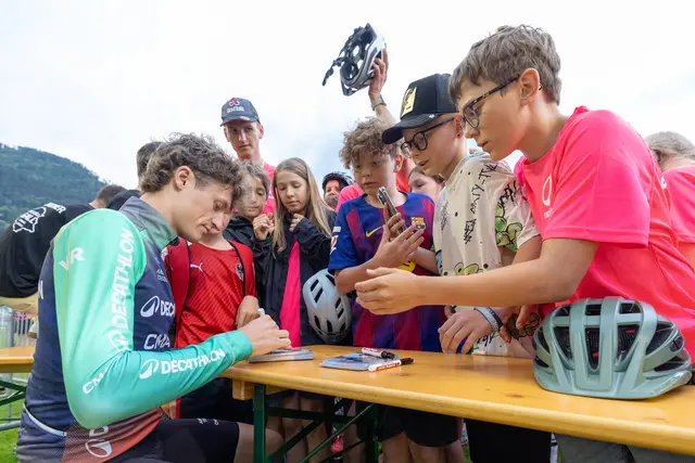 Felix schrieb in seiner Heimat fleißig Autogramme | Foto: Expa Pictures